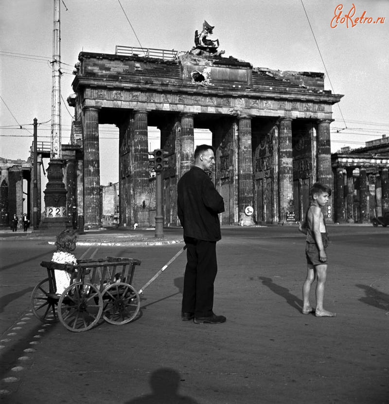 Берлин - Германия, Берлин, 1947 год - Мужчина со своими детьми бродит возле Бранденбургских ворот