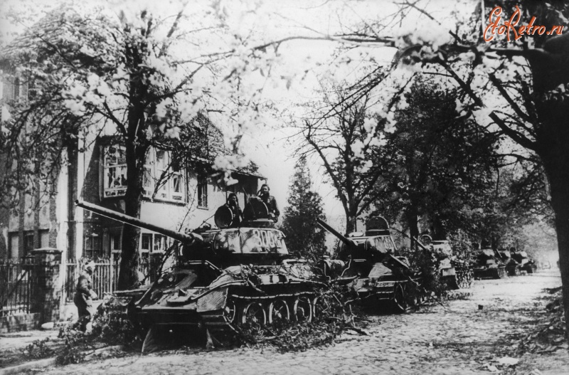 Берлин - Советские танки Т-34-85 в пригороде Берлина