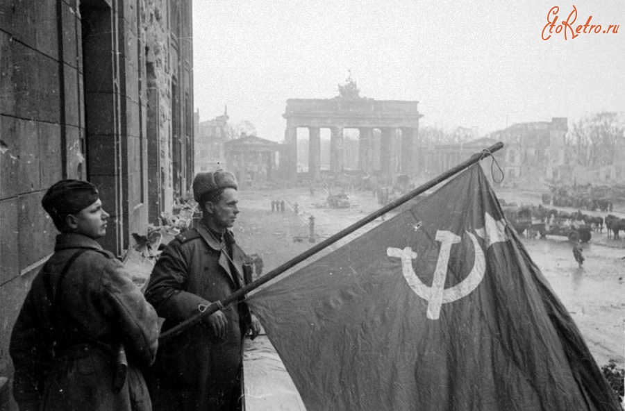 Берлин - Наши воины-победители вывешивают флаг на балконе отеля 