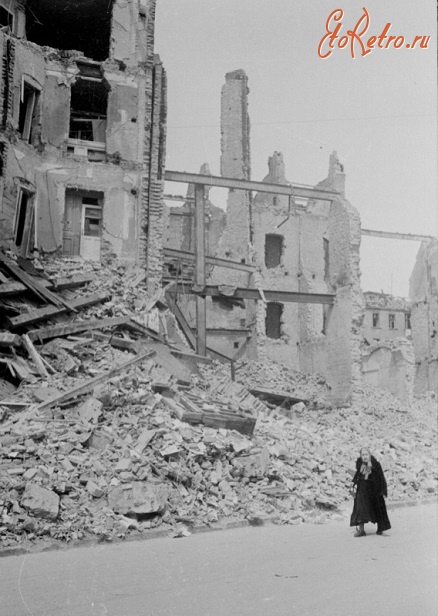 Берлин - Пожилая немка на улице разрушенного боями Берлина.