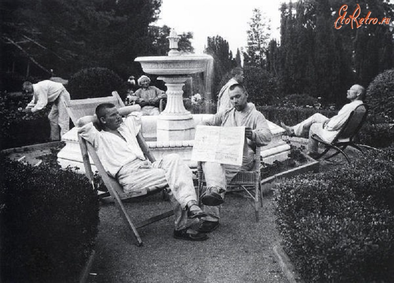 Автономная Республика Крым - Крестьяне отдыхают у фонтана в царском дворце- 1926 г.