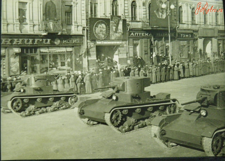 Киев - Танки Т-26 проезжают Крещатиком во время парада 7 ноября 1938 года.