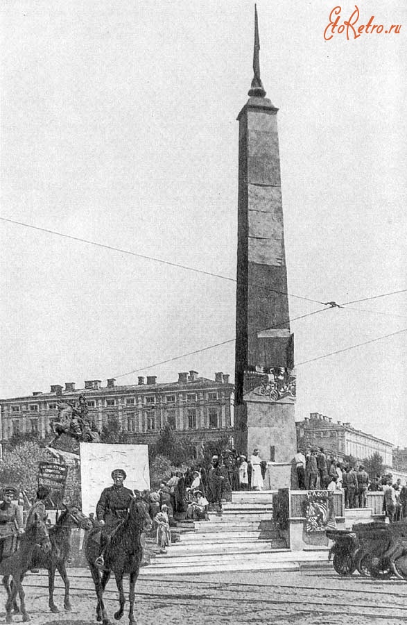 Киев - Обелиск в честь Великой Октябрьской револиции на Софийской площади