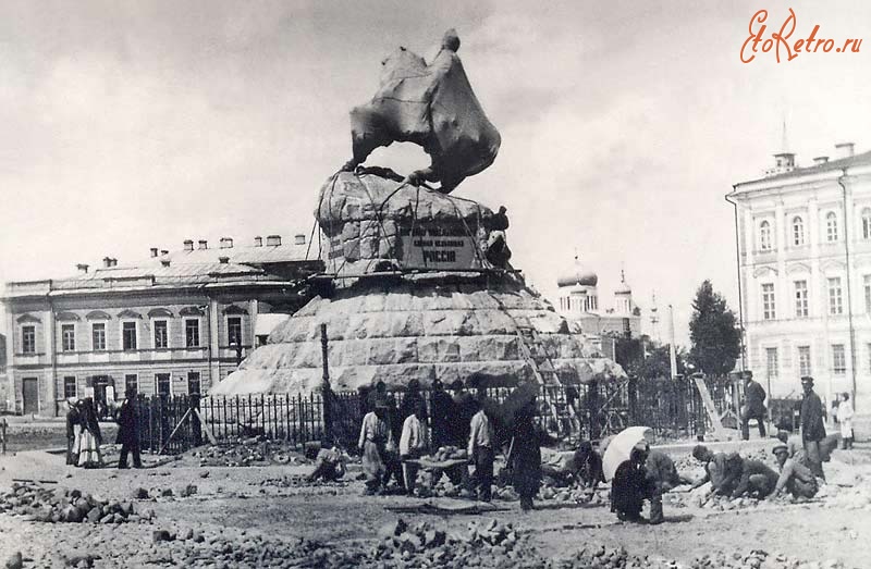 Киев - Строительные работы перед открытием памятника  Б. Хмельницкому