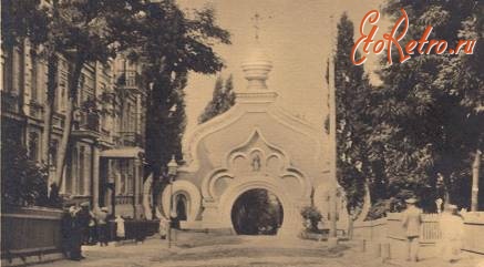 Киев - Покровский женский монастырь. Вид на собор Святого Николая и церковь Покрова Пресвятой Богородицы.