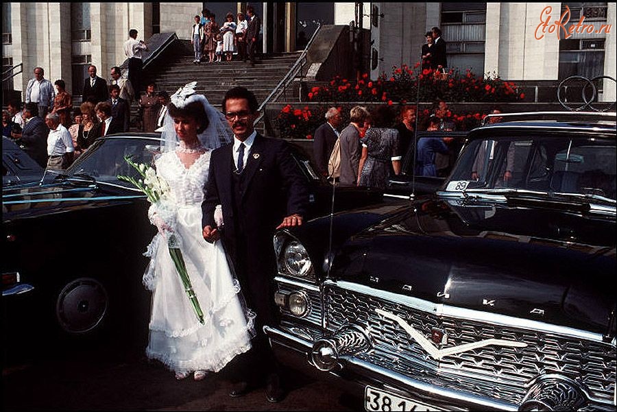 Киев - Киев. Молодожены у Центрального дворца бракосочетаний. 1988 год.