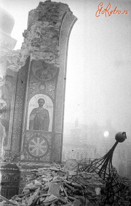 Киев - Руины Успенского собора ХI века в Киево-Печерской лавре, разрушенного немцами