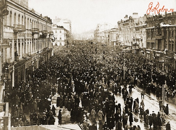 Киев - Киев. Одна из первых манифестаций на Крещатике  в дни Февральской революции 1917 года.