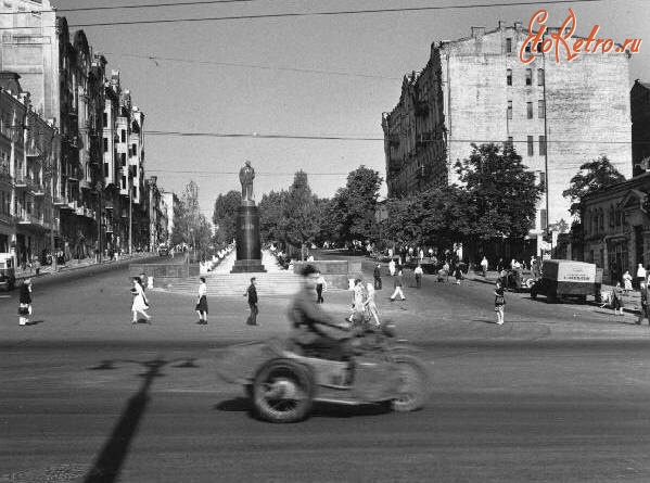 Киев - Київ далекого 1947 року очима американського фотографа Роберта Кейпа.