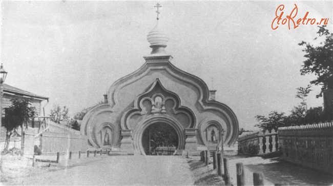 Киев - Киев.  Ворота Покровского монастыря.