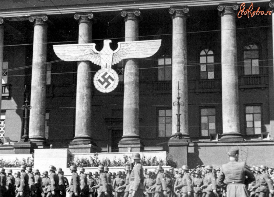 Киев - Первое мая 1942 года в окупированном Киеве. Подразделение Вермахта маршируют по Владимирской улицы перед зданием Университета.