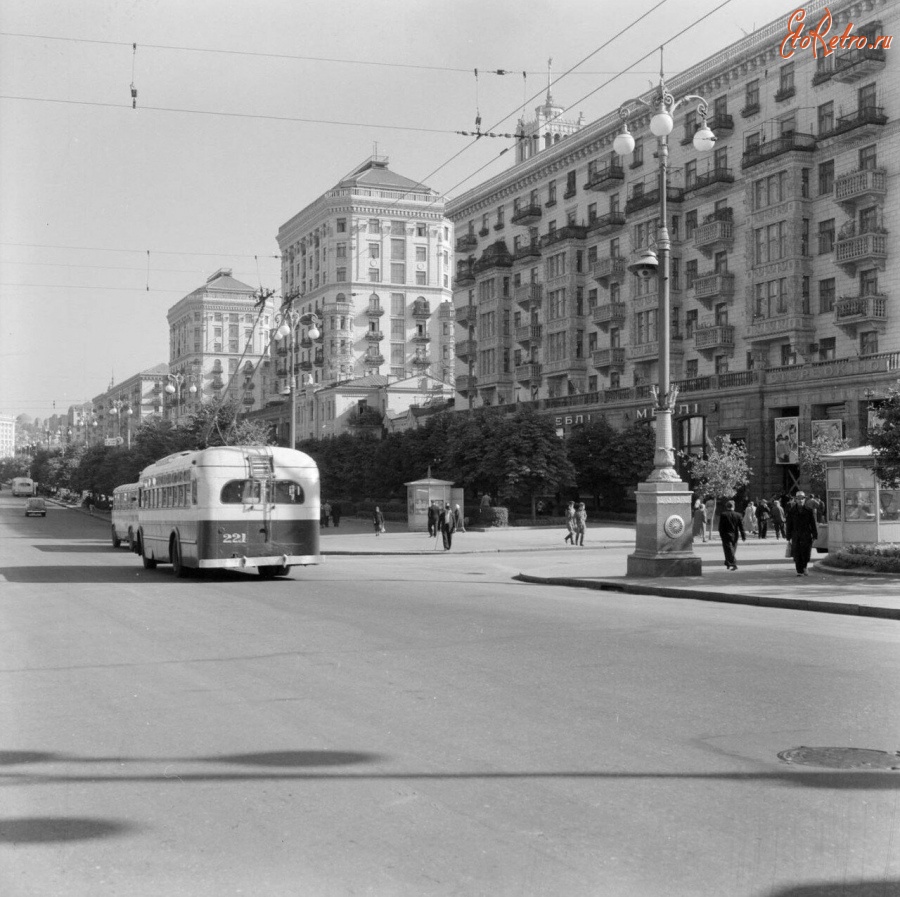 Киев - Київ.  Тролейбус  на київській вулиці.