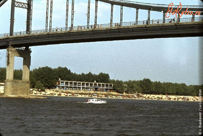 Киев - Киев.  Пешеходный  мост и Труханов остров.