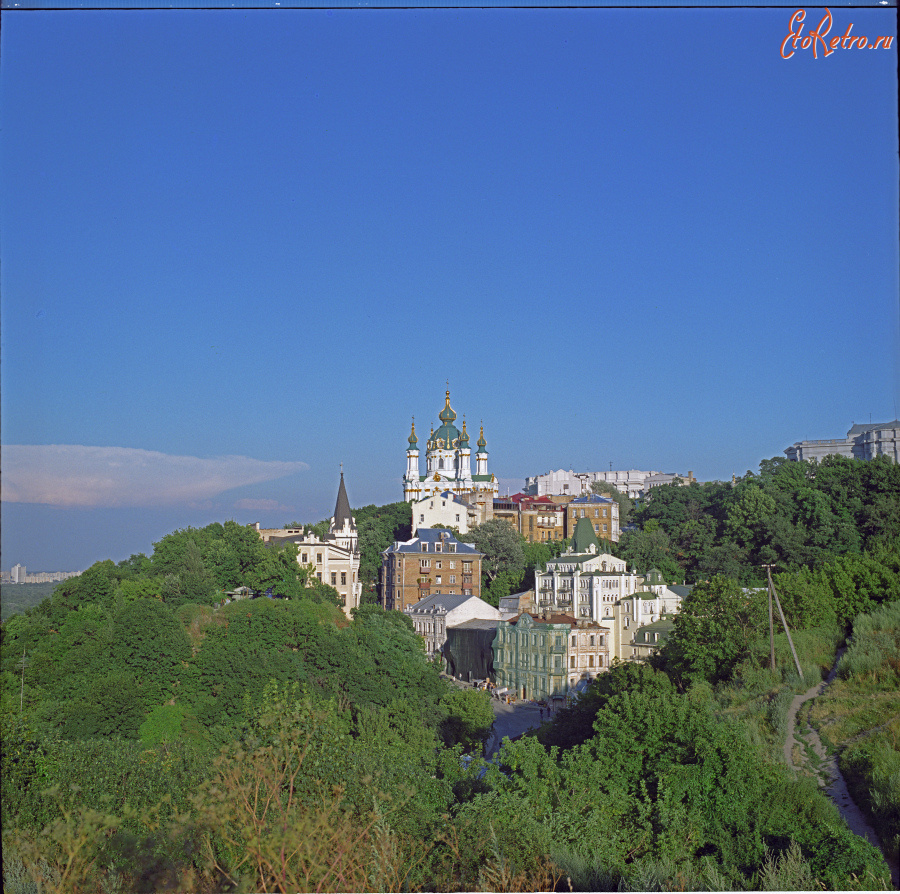 Киев - 2005 год. Украина. Киев. Замковая гора. Вид на Андреевский спуск.