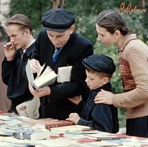 Архангельск - Архангельск. Уличная торговля книгами (1958 год)