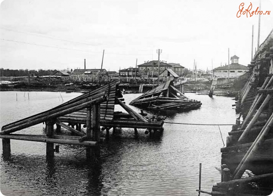Архангельск - Вид на поселок лесозавода № 21 с ледоотбойниками деревянного моста Маймаксанской дороги, 1930-е годы