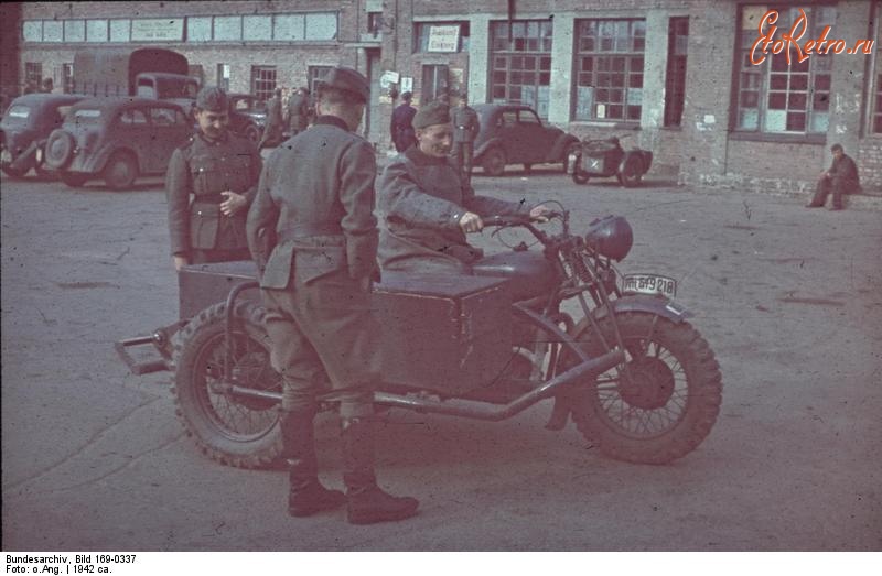 Харьков - Немецкие солдаты осматривать мотоцикл,