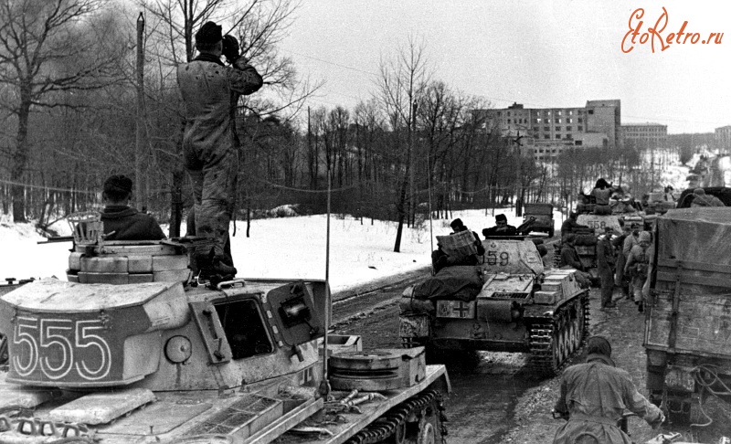 Харьков - Колонна танков 1-й танковой дивизии СС «Лейбштандарт СС Адольф Гитлер» под Харьковом.