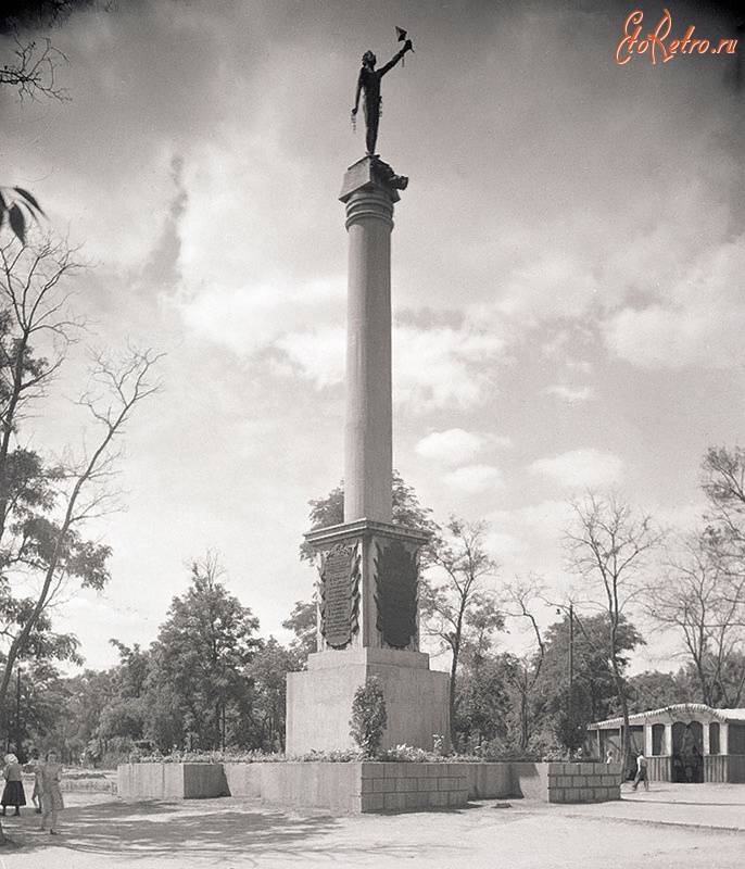 Днепродзержинск - Памятник на братской могиле в городе Днепродзержинске