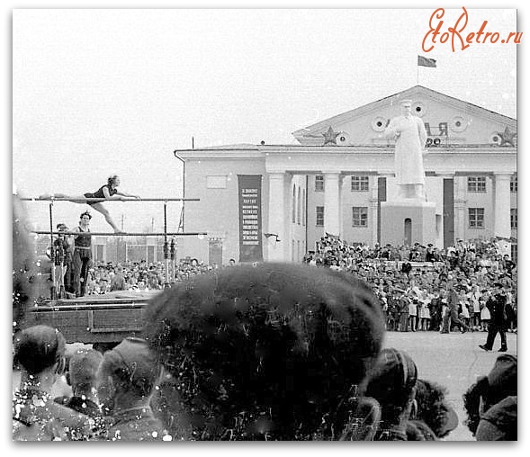 Знаменск - 1-е мая 1953 года на площади Ленина.