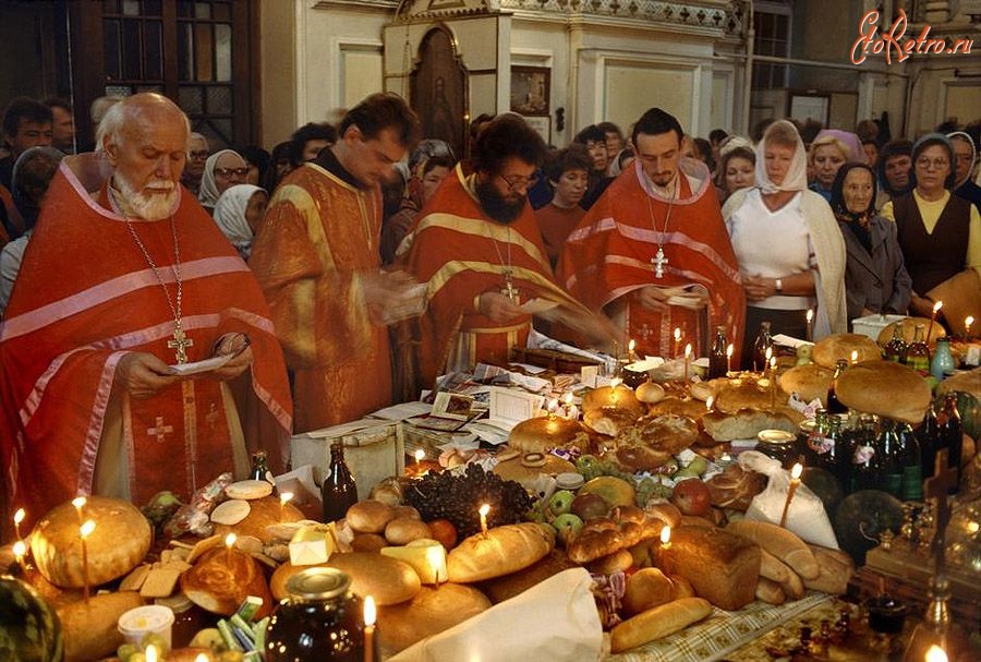 Одесса - Одесса. Православные священники благословляют еду на Пасху. 1988 год. (Bruno Barbey)
