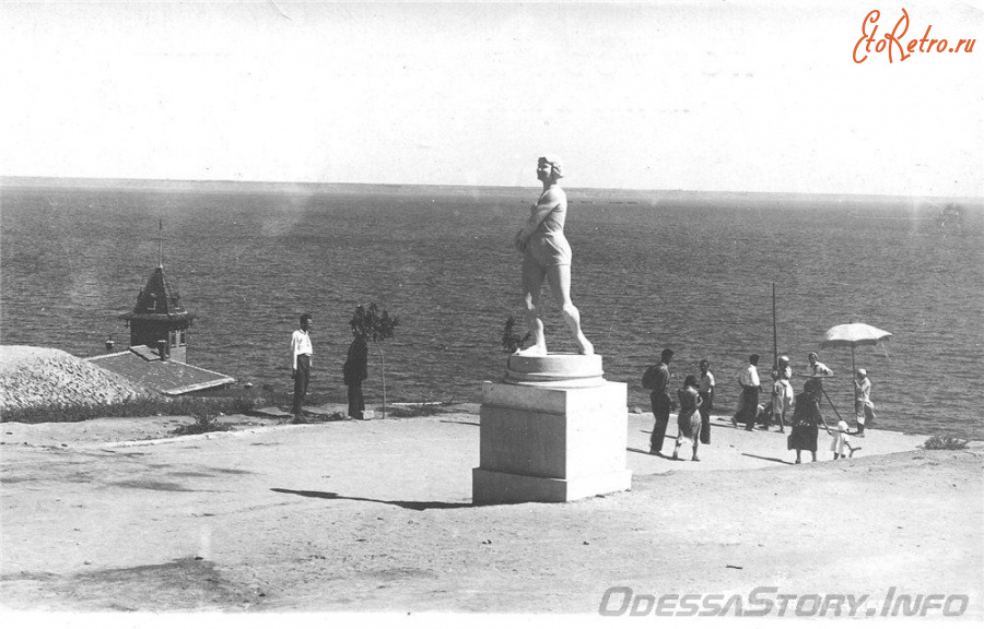 Одесса - Одеса.  Скульптура на спуске от арки к пляжу Ланжерон.