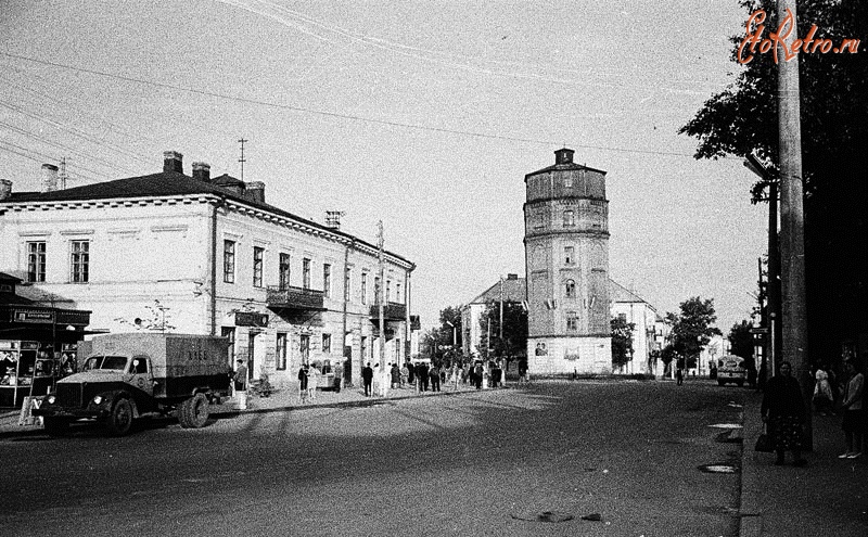 Бердичев - Вид на будинок та водонапірну башту зі сторони Радянської (Соборної) площі. Украина , Житомирская область , Бердичев
