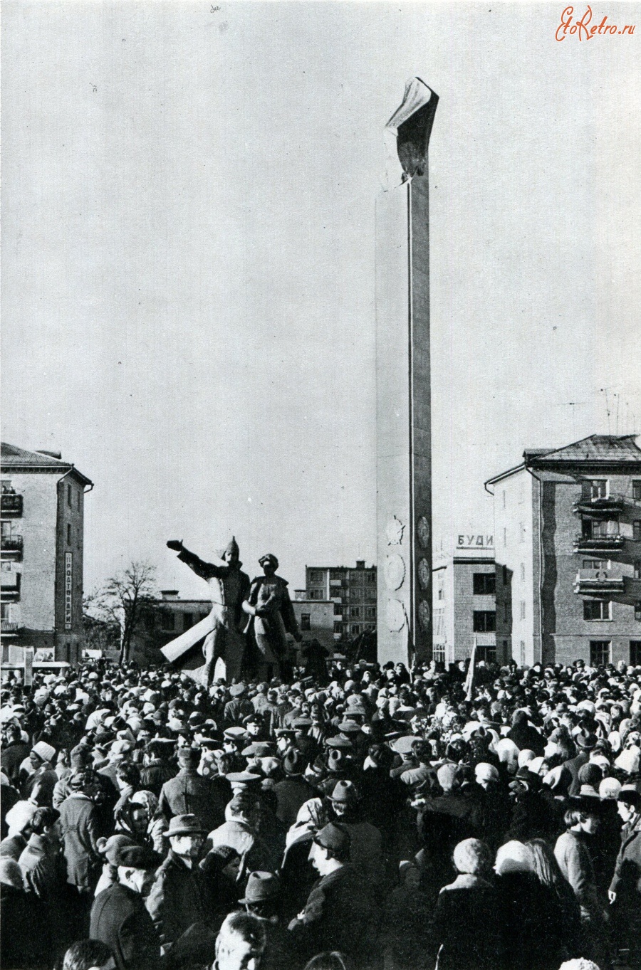 Коростень - Памятник комсомольцам 20-х годов на площади Ленинского комсомола Украина , Житомирская область
