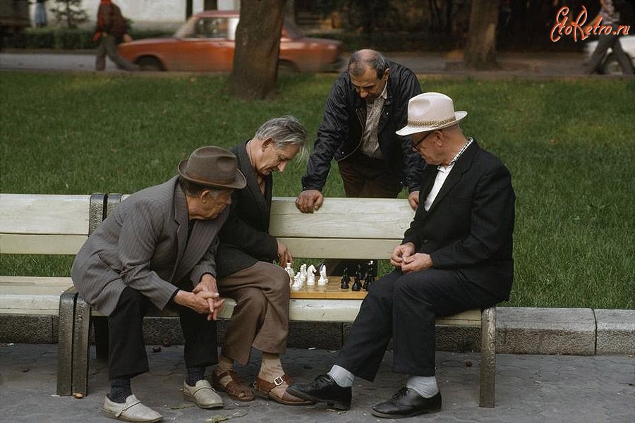 Львов - Львов. Шахматисты и случайные зрители в парке. 1988 год. (Bruno Barbey)