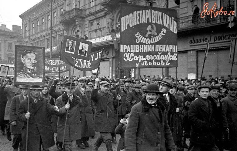 Львов - Колонна трудящихся проходит по одной из улиц г. Львова в день празднования 22-й годовщины Октября