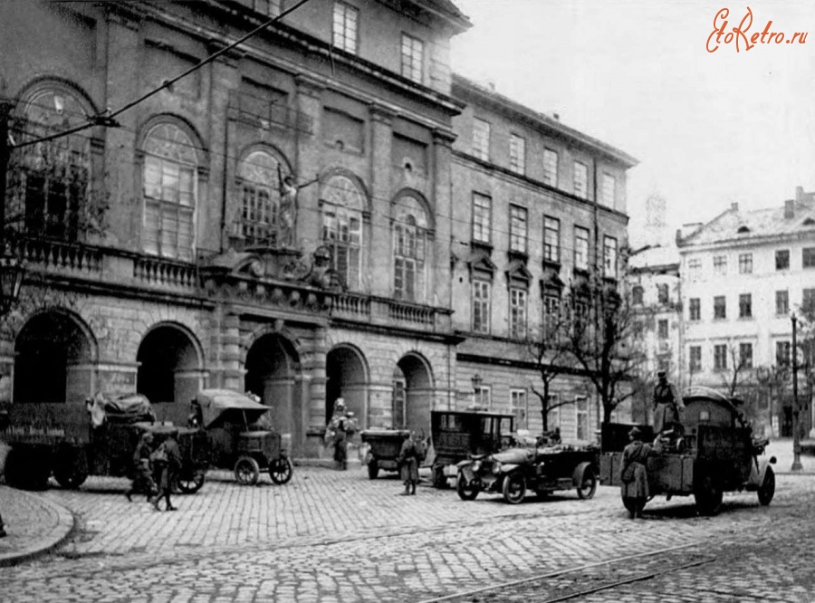 Львов - Львів. Вхід до ратуші під час листопадових подій 1918 року.