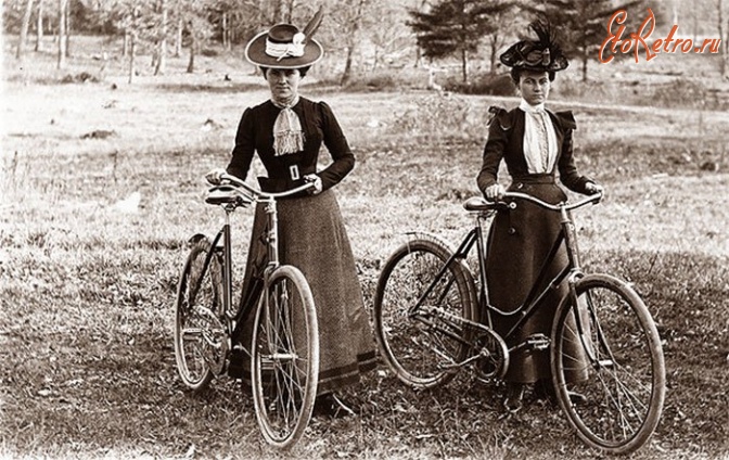 Львов - Львів.  На початку ХХ ст. велосипеди були модним видом транспорту.