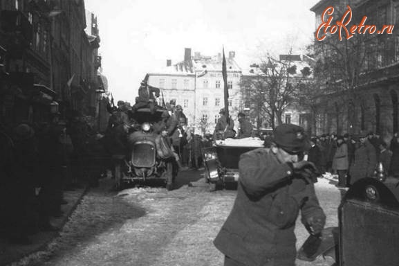 Львов - Львів.  Перші підрозділи польської армії Галлера увійшли на площу Ринок.