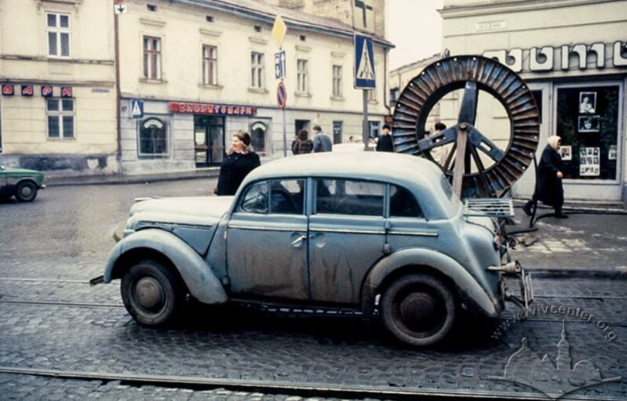 Львов - Львів  в 1990-х.  Авто на вулиці. Фото - польського фотографа Тадеуша Рольке.