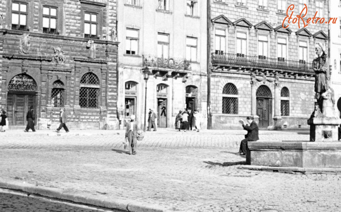 Львов - Мешканці Львова на фото 1938 року.  Генрик Поддембський.
