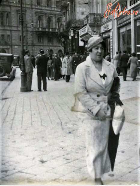 Львов - Поважна пані на одній з вулиць Львова.