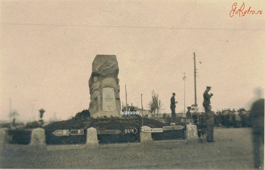 Николаев - Разрушенный памятник Ленину в Николаеве, 1941 г.