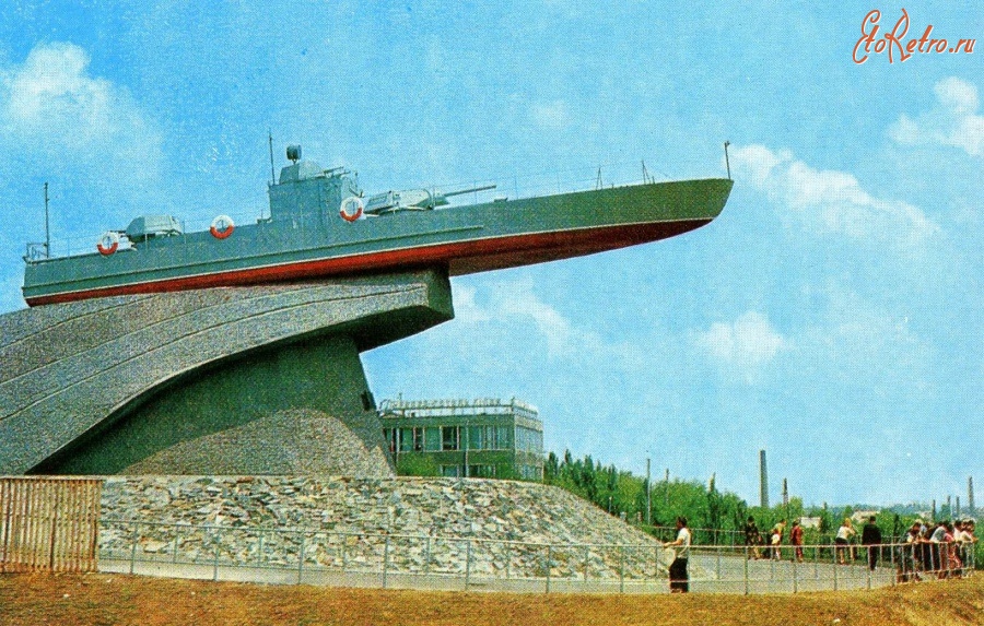 Херсон - Херсон. Монумент на честь моряків Дунайської військової флотилії, які захищали місто від німецько-фашистських загарбників у серпні 1941 року.
