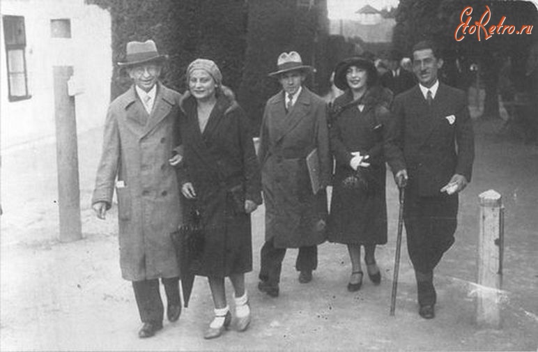 Трускавец - Бруно Шульц серед знайомих курортників у Трускавці.Фото 1920-років.Фотозаклад 
