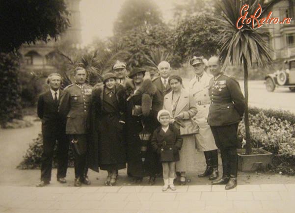 Трускавец - Трускавець. В курортнім парку Софія Ярош-Богуска з чоловіком (крайній справа) і сином Станіславом, а також батьком Раймундом Ярошем та ін.