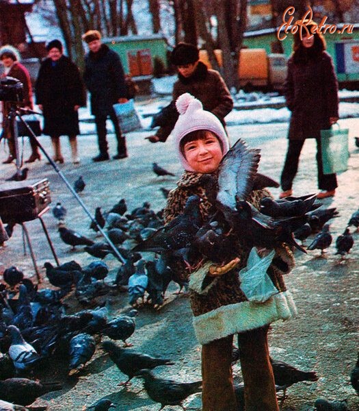 Трускавец - Курорт Трускавец  в 1980-х .  Девочка с голубями в курортном парке.