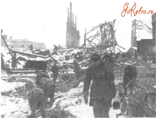 Запорожье - Немецкие военнопленные разбирают завалы на территории комбината «Запорожсталь».