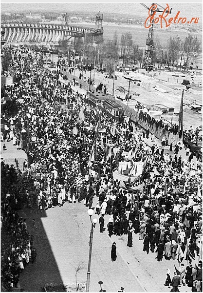 Запорожье - 1 Мая 1955 года. Вид с балкона на Днепрогэс и праздничную демонстрацию