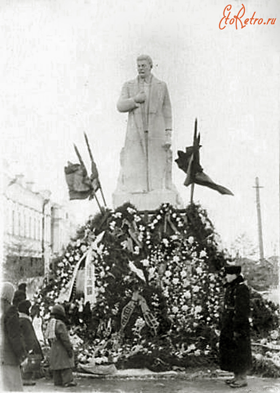Вязники - Памятник И. В. Сталину.