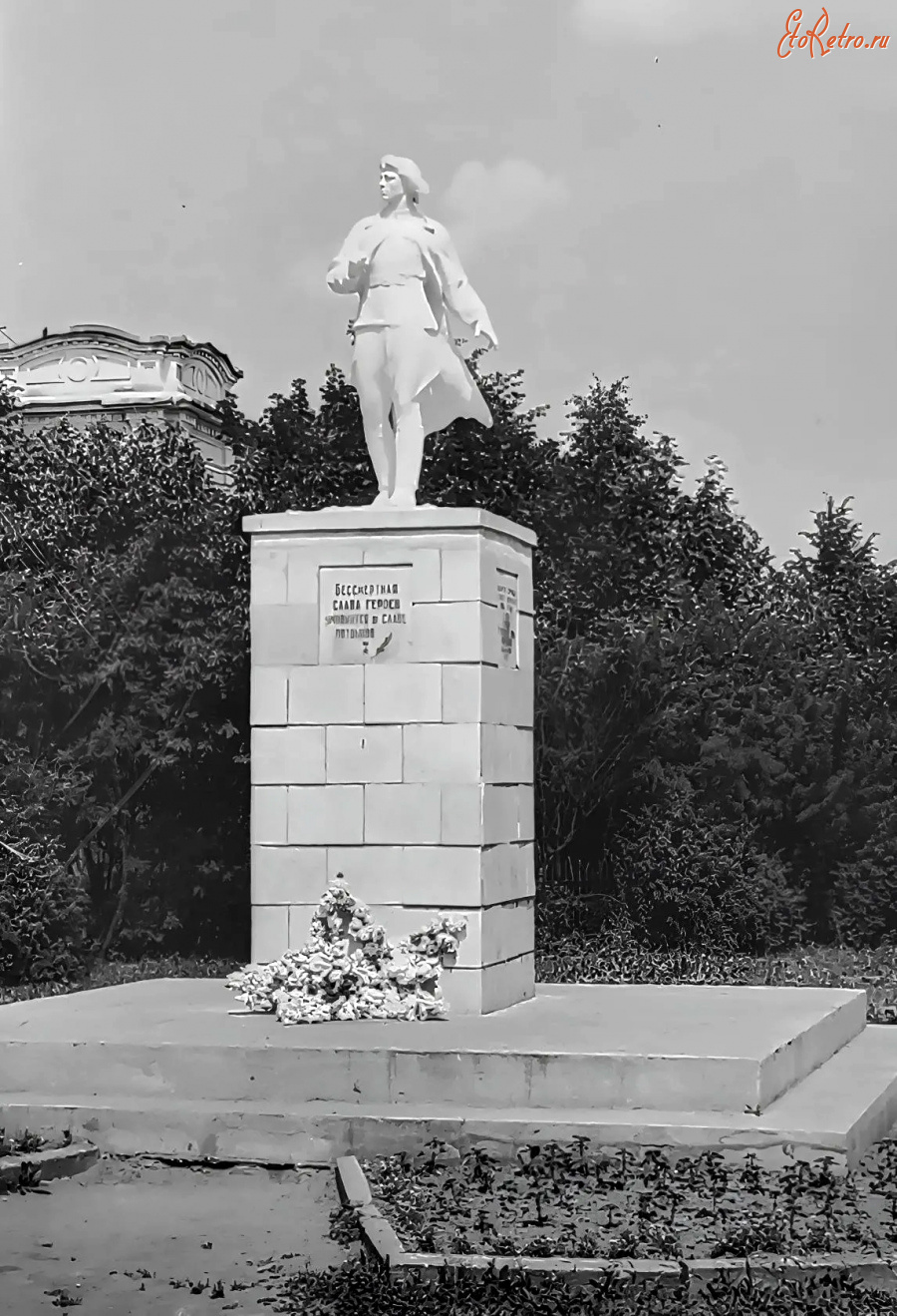 Вязники - Памятник воспитанникам Вязниковского аэроклуба