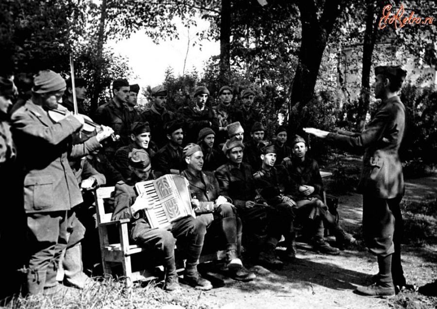 Суздаль - Итальянские солдаты и офицеры – военнопленные лагеря № 160 на репетиции хора