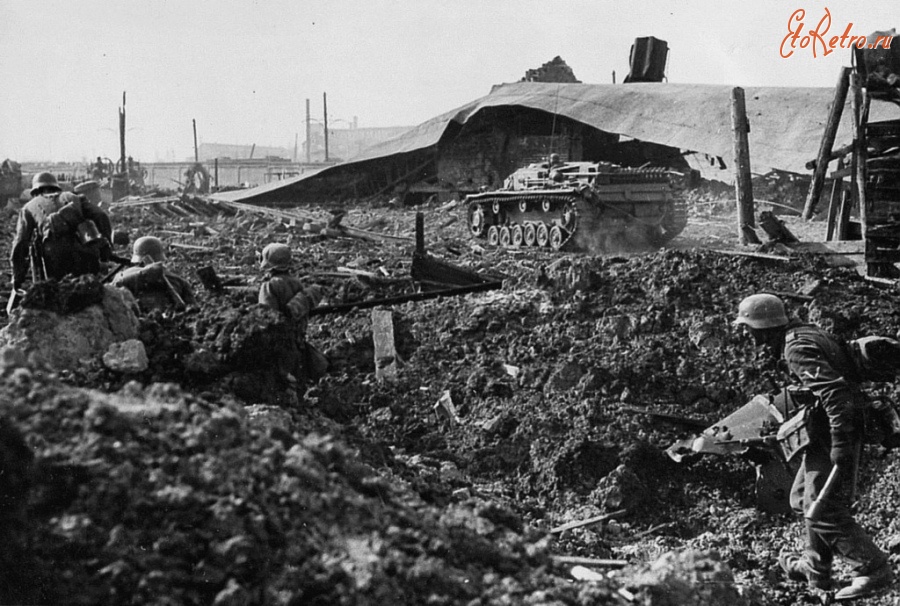 Волгоградская область - Немецкие сапёры под прикрытием САУ StuG III направляются к советским позициям в Сталинграде. Ноябрь 1942 года.