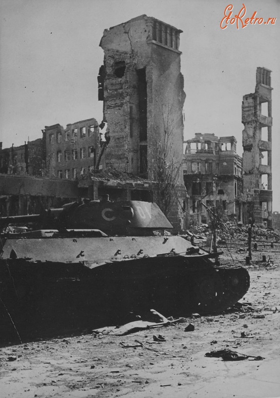 Волгоград - Танк Т-34 6-й тбр, подбитый на ул. Гоголя в центре Сталинграда.