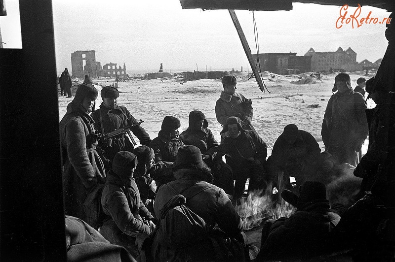 Волгоград - Советские бойцы сидят у костра в минуту затишья в Сталинграде.