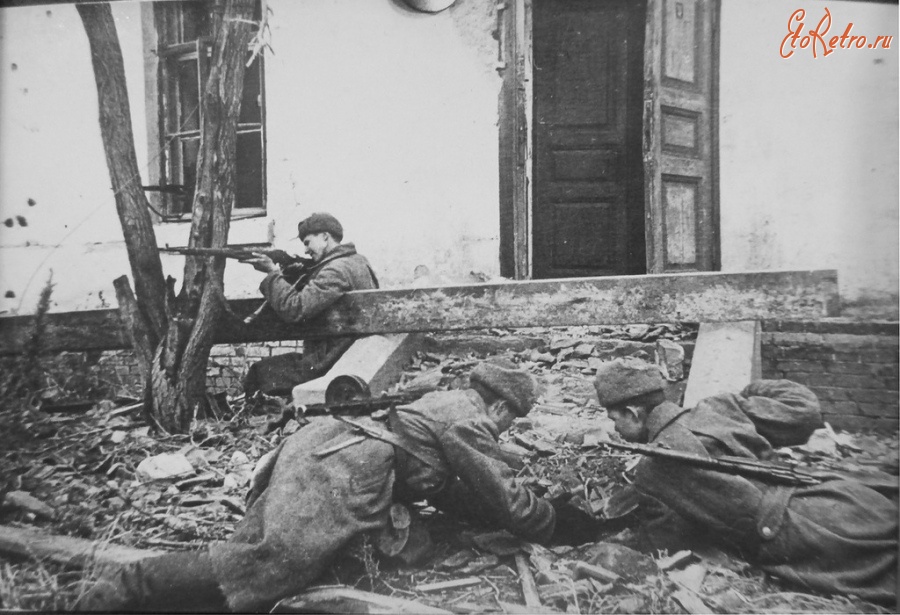 Волгоград - Советские сапёры минируют подступы и входы в здание.